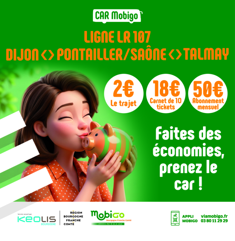 femme qui embrasse une tirelire cochon