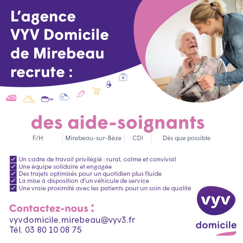 un soignant qui aide une personne âgée