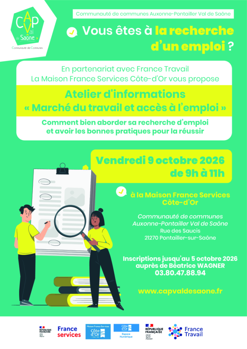 2 personnes qui examinent un document avec une loupe